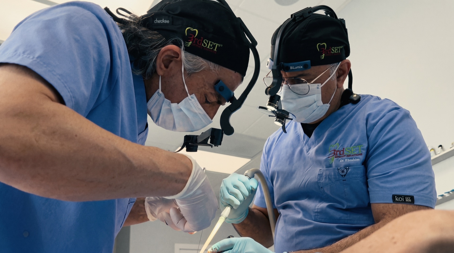 3rdSET surgeons performing a dental implant procedure